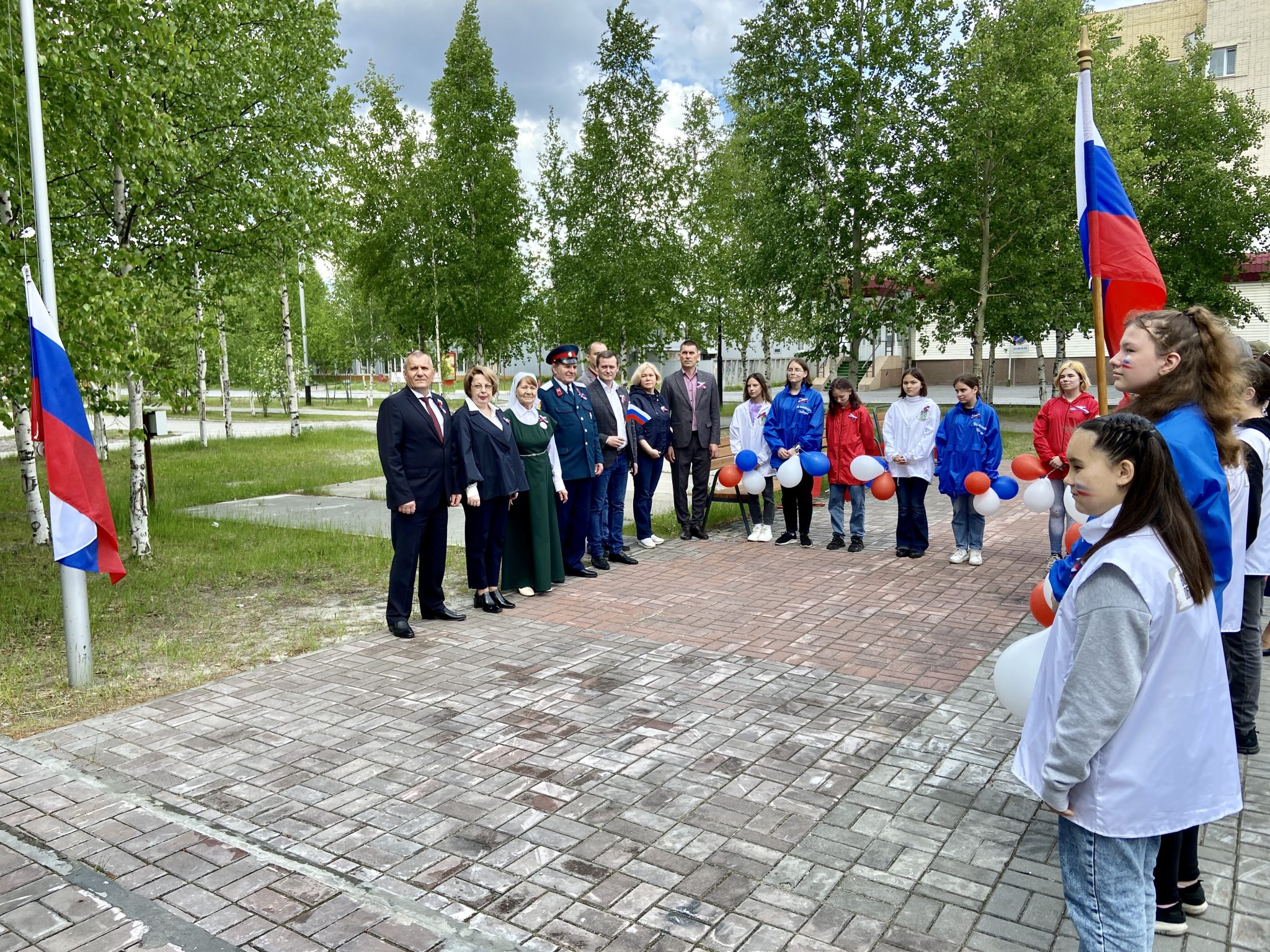 Село Жилино поднятия флага. Поднятие флага Сергиева Посада. День города Радужный 2024.